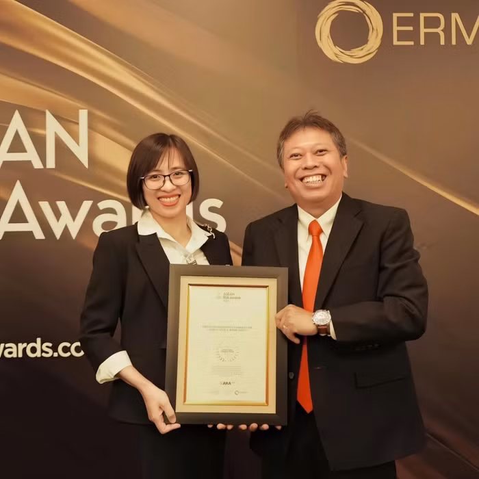 Bà Lê Cẩm Thúy, Giám đốc Khối Quản lý rủi ro MSB nhận giải thưởng tại Singapore