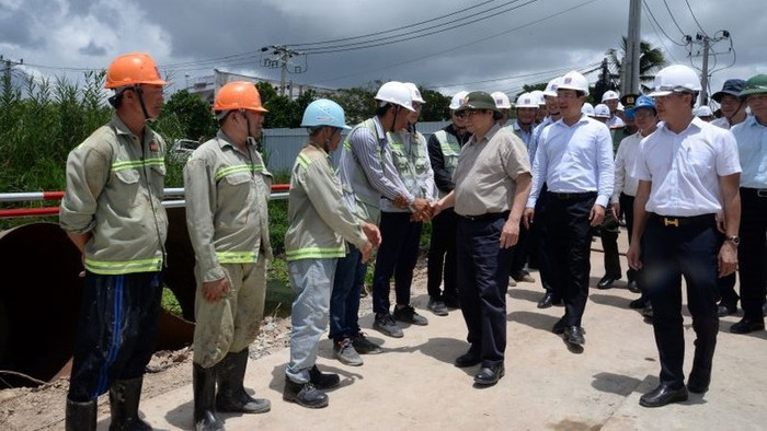 Thủ tướng Phạm Minh Chính thăm hỏi cán bộ, công nhân đang thi công trên công trường. Thủ tướng Phạm Minh Chính thăm hỏi cán bộ, công nhân đang thi công trên công trường.