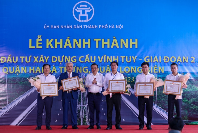 Chủ tịch Uỷ ban nhân dân Thành phố Hà Nội Trần Sỹ Thanh trao bằng khen cho các đơn vị thi công dự án. Ảnh: VGP/Nhật Bắc Chủ tịch Uỷ ban nhân dân Thành phố Hà Nội Trần Sỹ Thanh trao bằng khen cho các đơn vị thi công dự án. Ảnh: VGP/Nhật Bắc