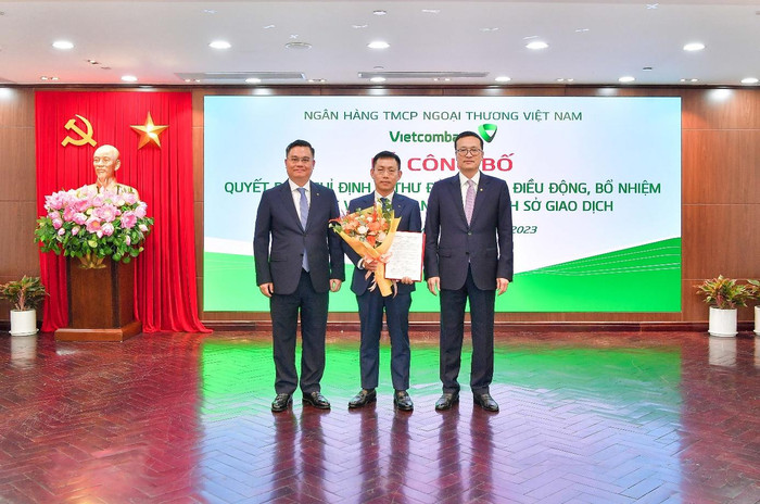 Bí thư Đảng ủy, Chủ tịch Hội đồng Quản trị Vietcombank Phạm Quang Dũng (bên phải) và Tổng Giám đốc Vietcombank Nguyễn Thanh Tùng (bên trái) trao Quyết định và tặng hoa chúc mừng ông Đặng Kiên Định – tân Giám đốc Vietcombank chi nhánh Sở Giao dịch. Bí thư Đảng ủy, Chủ tịch Hội đồng Quản trị Vietcombank Phạm Quang Dũng (bên phải) và Tổng Giám đốc Vietcombank Nguyễn Thanh Tùng (bên trái) trao Quyết định và tặng hoa chúc mừng ông Đặng Kiên Định – tân Giám đốc Vietcombank chi nhánh Sở Giao dịch.