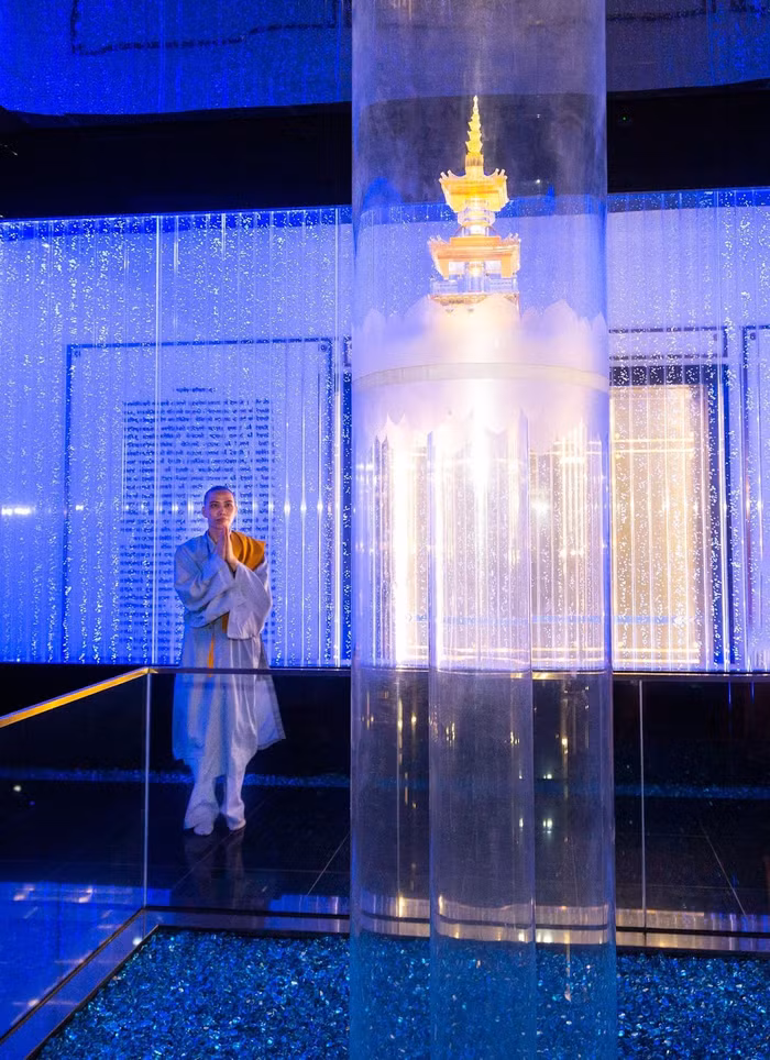 Các giới tử đảnh lễ trước xá lợi đức Phật Thích Ca, được an tọa trang trọng trong bảo tháp lưu ly hai tầng, giữa không gian xá lợi tôn nghiêm tại trung tâm triển lãm Phật giáo dưới chân tượng Phật Bà Tây Bổ Đà Sơn. Đây là ngọc xá lợi của Đức Phật do Liên đoàn Phật giáo thế giới tại Bồ Đề Đạo Tràng Ấn Độ trao tặng Việt Nam vào năm 2014, và núi Bà Đen là một trong những nơi được chọn lưu giữ “bảo vật của thế giới Phật giáo”. Ảnh: Giang Châu Phương