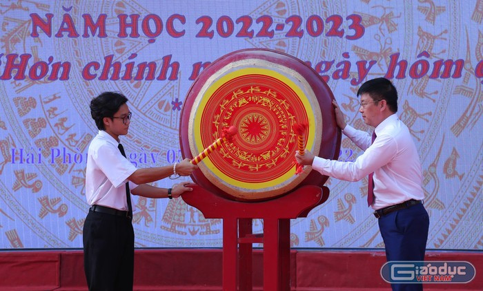 Thầy và trò cùng đánh trống khai giảng. (Ảnh minh họa: Phạm Linh)