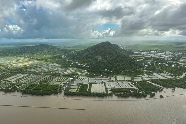 Thủ tướng thị sát vùng sạt lở tại tỉnh Kiên Giang bằng máy bay trực thăng. Ảnh: VGP/Nhật Bắc Thủ tướng thị sát vùng sạt lở tại tỉnh Kiên Giang bằng máy bay trực thăng. Ảnh: VGP/Nhật Bắc