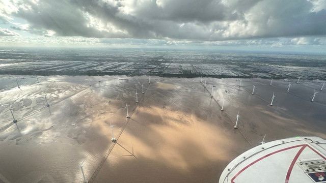 Thủ tướng khảo sát sạt lở ven biển tỉnh Bạc Liêu (Khu vực biển Nhà Mút và cửa sông Gành Hào). Ảnh VGP/Nhật Bắc Thủ tướng khảo sát sạt lở ven biển tỉnh Bạc Liêu (Khu vực biển Nhà Mút và cửa sông Gành Hào). Ảnh VGP/Nhật Bắc