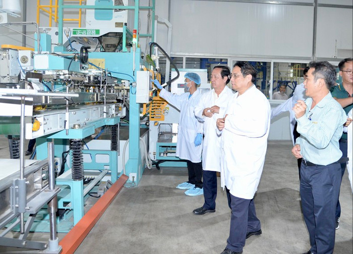 Thủ tướng Phạm Minh Chính thăm dây chuyền đóng gói gạo của VINARICE. Thủ tướng Phạm Minh Chính thăm dây chuyền đóng gói gạo của VINARICE.
