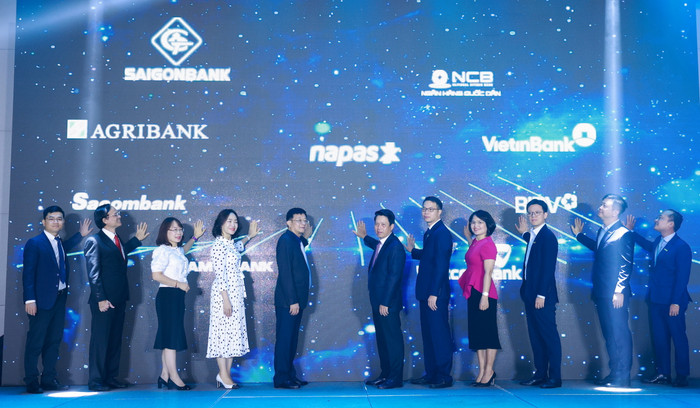 Lãnh đạo các đơn vị thực hiện nghi lễ ra mắt dịch vụ rút tiền VietQRCash. Lãnh đạo các đơn vị thực hiện nghi lễ ra mắt dịch vụ rút tiền VietQRCash.