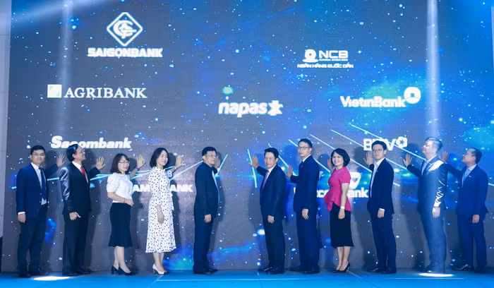 Lãnh đạo các đơn vị thực hiện nghi lễ ra mắt dịch vụ rút tiền VietQRCash.