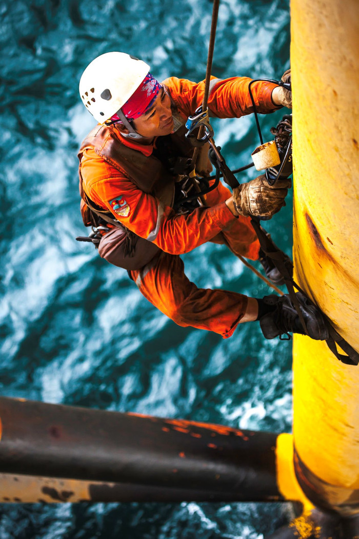 Người lao động Vietsovpetro thực hiện bảo dưỡng chân đế giàn khoan. Người lao động Vietsovpetro thực hiện bảo dưỡng chân đế giàn khoan.