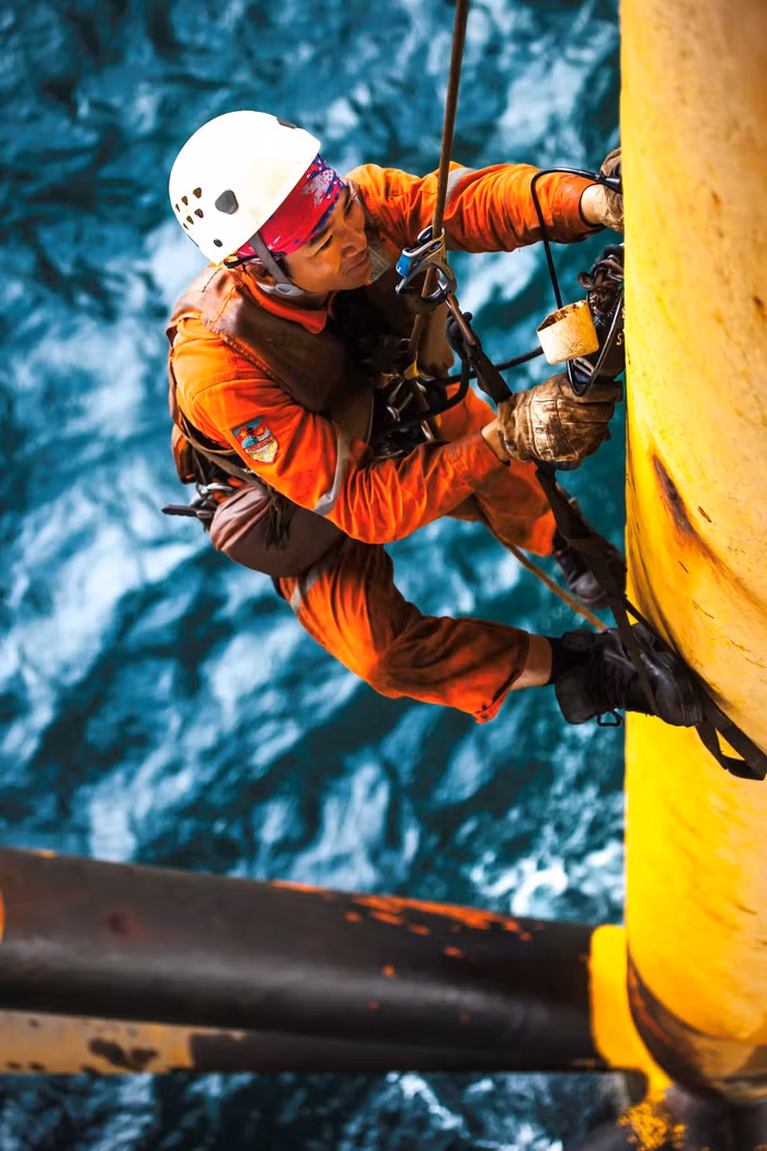 Người lao động Vietsovpetro thực hiện bảo dưỡng chân đế giàn khoan.