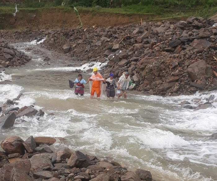 Công nhân Điện lực Than Uyên, PC Lai Châu giúp người dân qua suối. Công nhân Điện lực Than Uyên, PC Lai Châu giúp người dân qua suối.