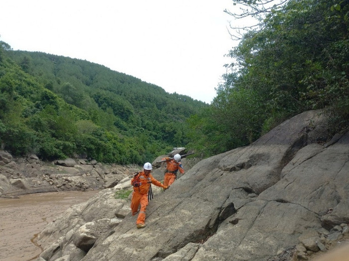 Công nhân Điện lực Hà Tĩnh băng qua khe suối để xử lý các tồn tại, khiếm khuyết trên lưới. Công nhân Điện lực Hà Tĩnh băng qua khe suối để xử lý các tồn tại, khiếm khuyết trên lưới.