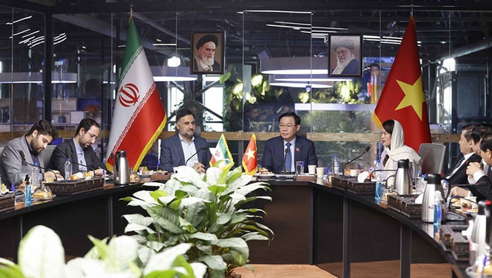 Chủ tịch Quốc hội Vương Đình Huệ và Phó Tổng thống thứ nhất Iran Mohammad Mokhber tại buổi làm việc với Trung tâm Công nghệ và Đổi mới sáng tạo Iran. (Ảnh: Doãn Tấn/TTXVN) Chủ tịch Quốc hội Vương Đình Huệ và Phó Tổng thống thứ nhất Iran Mohammad Mokhber tại buổi làm việc với Trung tâm Công nghệ và Đổi mới sáng tạo Iran. (Ảnh: Doãn Tấn/TTXVN)