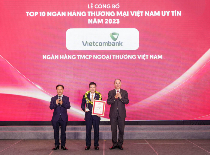 Đại diện Vietcombank (đứng giữa) nhận danh hiệu “Ngân hàng uy tín nhất Việt Nam năm 2023” từ Ban Tổ chức Đại diện Vietcombank (đứng giữa) nhận danh hiệu “Ngân hàng uy tín nhất Việt Nam năm 2023” từ Ban Tổ chức