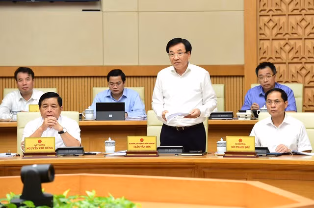 Bộ trưởng, Chủ nhiệm Văn phòng Chính phủ Trần Văn Sơn phát biểu tại phiên họp Chính phủ thường kỳ tháng 7/2023. Ảnh: VGP/Nhật Bắc