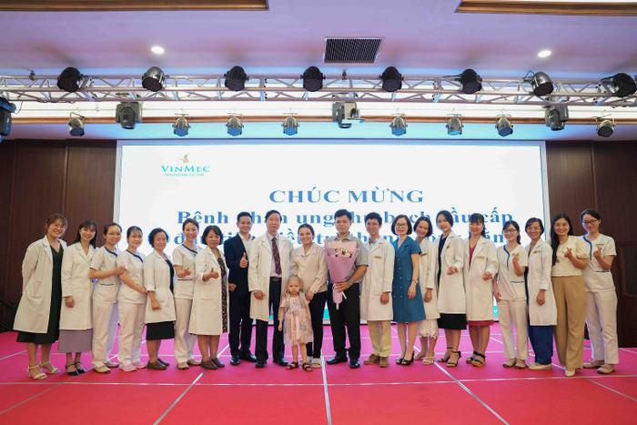 Gia đình bé Bảo Chi chụp ảnh cùng tập thể bác sĩ đã đồng hành cùng em suốt thời gian qua. Gia đình bé Bảo Chi chụp ảnh cùng tập thể bác sĩ đã đồng hành cùng em suốt thời gian qua.