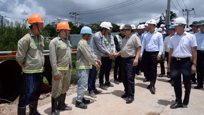 Thủ tướng Phạm Minh Chính thăm hỏi cán bộ, công nhân đang thi công trên công trường. Thủ tướng Phạm Minh Chính thăm hỏi cán bộ, công nhân đang thi công trên công trường.