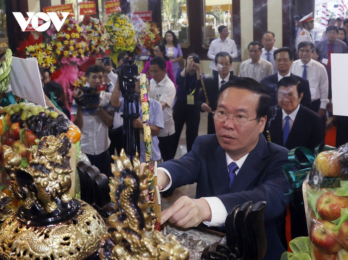 Chủ tịch nước Võ Văn Thưởng dâng hương tưởng niệm Chủ tịch Tôn Đức Thắng. Chủ tịch nước Võ Văn Thưởng dâng hương tưởng niệm Chủ tịch Tôn Đức Thắng.