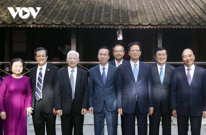 Chủ tịch nước Võ Văn Thưởng cùng các đồng chí trong đoàn chụp ảnh tại Di tích. Chủ tịch nước Võ Văn Thưởng cùng các đồng chí trong đoàn chụp ảnh tại Di tích.