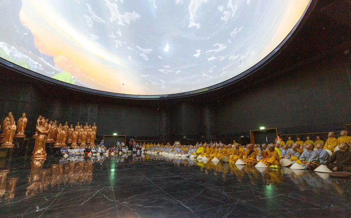 Khu chiếu phim 3D mapping là nơi các giới tử tìm hiểu và khám phá về Vũ trụ trong quan niệm của Phật Giáo thông qua công nghệ chiếu phim video mapping với các thiết bị trình chiếu, âm thanh hiện đại hàng đầu thế giới. Ảnh: Giang Châu Phương Khu chiếu phim 3D mapping là nơi các giới tử tìm hiểu và khám phá về Vũ trụ trong quan niệm của Phật Giáo thông qua công nghệ chiếu phim video mapping với các thiết bị trình chiếu, âm thanh hiện đại hàng đầu thế giới. Ảnh: Giang Châu Phương