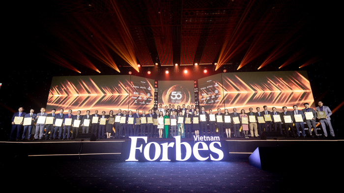 Đại diện BIDV và các doanh nghiệp trong Top 50 công ty niêm yết tốt nhất năm 2023.