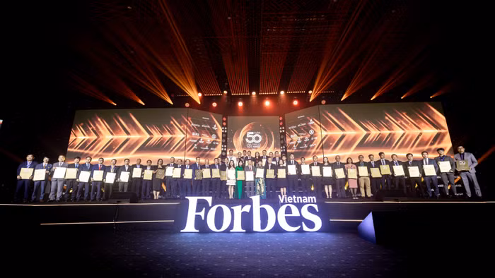 Đại diện BIDV và các doanh nghiệp trong Top 50 công ty niêm yết tốt nhất năm 2023.