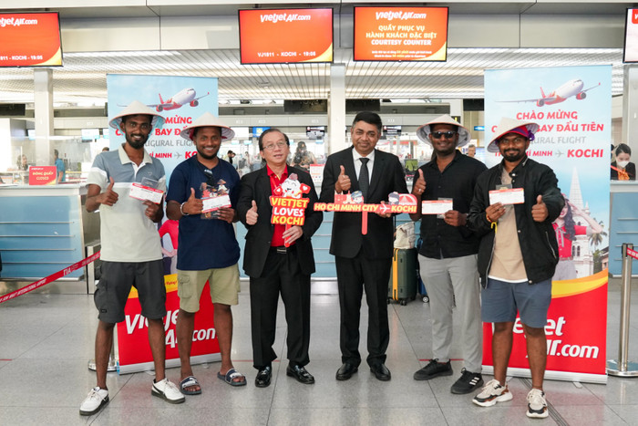 Ông Đỗ Xuân Quang - Phó Tổng giám đốc Vietjet (thứ 3 từ trái sang) và ông Madan Mohan Sethi - Tổng Lãnh sự Ấn Độ tại Thành phố Hồ Chí Minh (thứ 4 từ trái sang) chào mừng các hành khách đầu tiên trên chuyến bay kết nối Thành phố Hồ Chí Minh và Kochi (Ấn Độ) tại sân bay Tân Sơn Nhất.