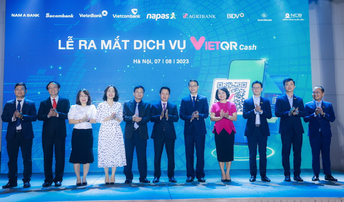 Lãnh đạo các đơn vị chúc mừng thành công Lễ ra mắt dịch vụ rút tiền VietQRCash. Lãnh đạo các đơn vị chúc mừng thành công Lễ ra mắt dịch vụ rút tiền VietQRCash.
