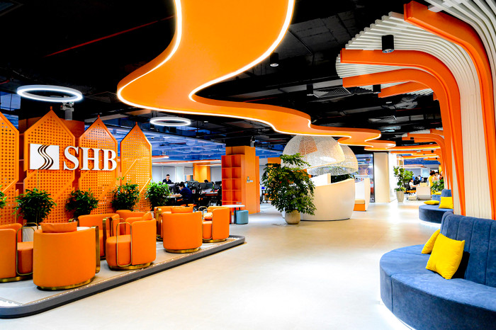 Thiết kế văn phòng Khối Ngân hàng Số SHB là kết hợp hài hòa giữa giá trị của thương hiệu SHB cùng phong cách “Agile Working” hiện đại. Thiết kế văn phòng Khối Ngân hàng Số SHB là kết hợp hài hòa giữa giá trị của thương hiệu SHB cùng phong cách “Agile Working” hiện đại.