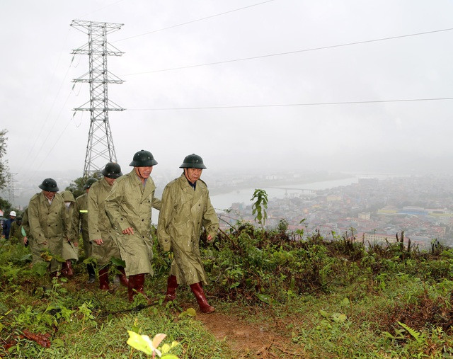 Phó Thủ tướng Lê Văn Thành thị sát điểm sạt trượt ở sườn đồi Ông Tượng, tỉnh Hòa Bình. Ảnh: VGP/Đức Tuân