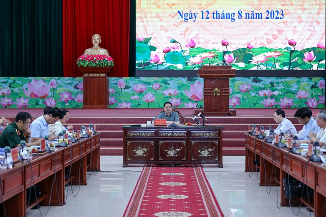 Thủ tướng làm việc với lãnh đạo các bộ, ngành và lãnh đạo các tỉnh, thành phố vùng đồng bằng sông Cửu Long nhằm đánh giá tình hình, phân tích nguyên nhân, xác định mục tiêu, nhiệm vụ, giải pháp và bố trí nguồn lực để ứng phó sụt lún, sạt lở, ngập úng trong vùng. Ảnh: VGP/Nhật Bắc Thủ tướng làm việc với lãnh đạo các bộ, ngành và lãnh đạo các tỉnh, thành phố vùng đồng bằng sông Cửu Long nhằm đánh giá tình hình, phân tích nguyên nhân, xác định mục tiêu, nhiệm vụ, giải pháp và bố trí nguồn lực để ứng phó sụt lún, sạt lở, ngập úng trong vùng. Ảnh: VGP/Nhật Bắc