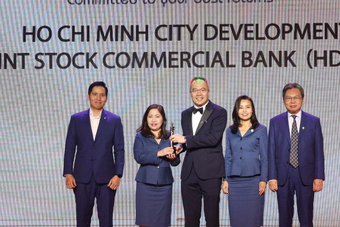 HDBank là ngân hàng 6 lần liên tiếp nhận giải “Nơi làm việc tốt nhất Châu Á - Best companies to work for in Asia” và được vinh danh “Doanh nghiệp tiên phong chuyển đổi số”.
