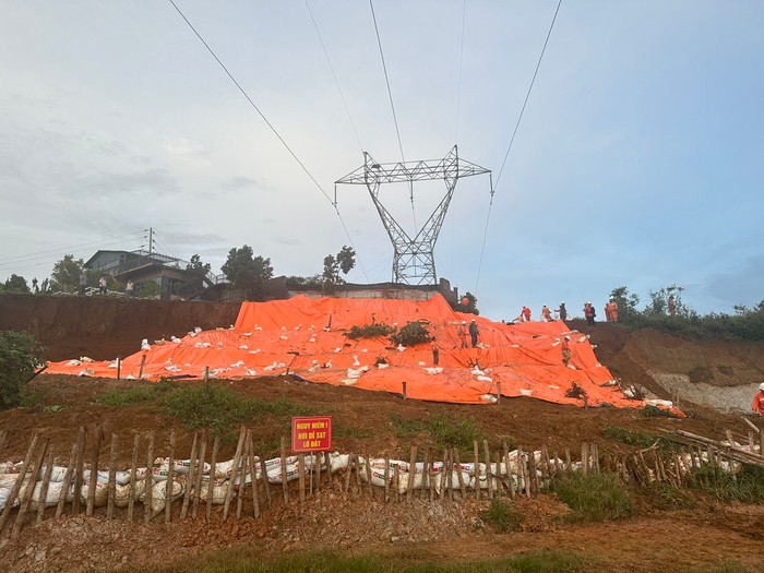 Một vị trí sạt lở gần vị trí cột đường dây truyền tải điện tại Lâm Đồng đã được Công ty Truyền tải điện 3 khắc phục. Một vị trí sạt lở gần vị trí cột đường dây truyền tải điện tại Lâm Đồng đã được Công ty Truyền tải điện 3 khắc phục.