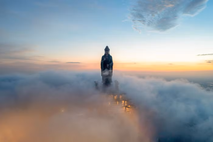 Núi Bà Đen không chỉ là nơi diễn ra rất nhiều sự kiện văn hóa Phật giáo lớn của tỉnh Tây Ninh, mà còn là điểm đến chiêm bái và hành hương nổi tiếng tại khu vực Nam bộ. Theo thống kê của Khu du lịch Sun World Ba Den Mountain, chỉ tính trong 7 tháng đầu năm nay đã có 3,7 triệu lượt khách đi cáp treo lên núi, và con số này hứa hẹn sẽ tiếp tục tăng trong những tháng cuối năm khi có nhiều sự kiện văn hoá tâm linh quy mô chuẩn bị tổ chức như đại lễ Vu Lan báo hiếu, Ngày hội rằm Trung thu, Lễ Vía Quán Thế Âm xuất gia… Ảnh: Hải Triều