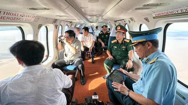 Thủ tướng thị sát tình hình sạt lở ven biển các tỉnh Sóc Trăng, Bạc Liêu, Cà Mau bằng máy bay trực thăng. Ảnh VGP/Nhật Bắc Thủ tướng thị sát tình hình sạt lở ven biển các tỉnh Sóc Trăng, Bạc Liêu, Cà Mau bằng máy bay trực thăng. Ảnh VGP/Nhật Bắc