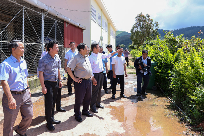 Thủ tướng khảo sát cơ sở vật chất Trường Phổ thông Dân tộc nội trú huyện Tu Mơ Rông. Ảnh: VGP/Nhật Bắc Thủ tướng khảo sát cơ sở vật chất Trường Phổ thông Dân tộc nội trú huyện Tu Mơ Rông. Ảnh: VGP/Nhật Bắc