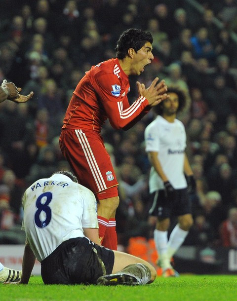 Tay của Suarez móc thẳng vào mắt của Parker Tay của Suarez móc thẳng vào mắt của Parker