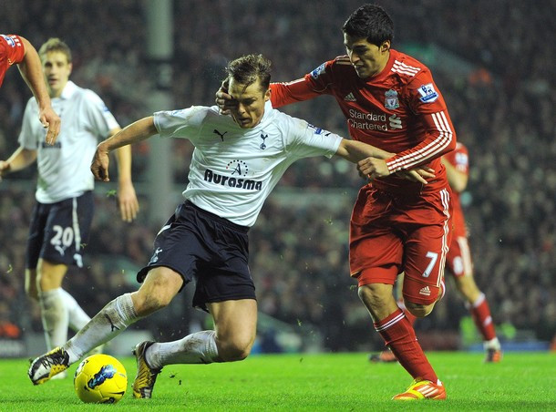 Luis Suarez tiếp tục có hàng động không đẹp với Parker Luis Suarez tiếp tục có hàng động không đẹp với Parker