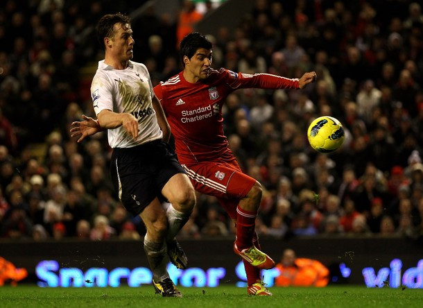 Luis Suarez và Parker liên tiếp có những pha va chạm Luis Suarez và Parker liên tiếp có những pha va chạm