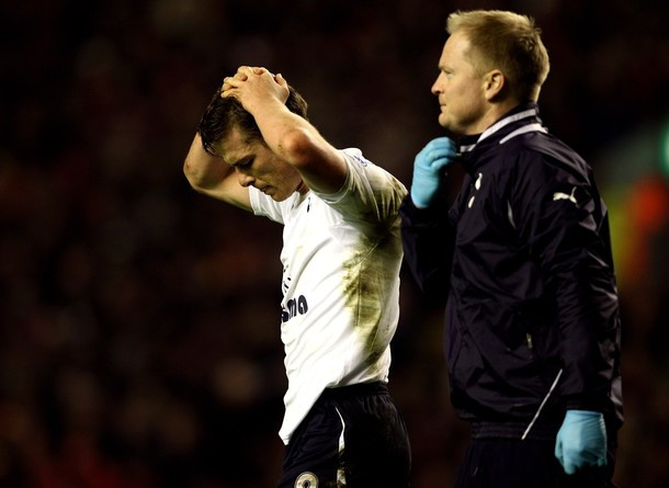 Liên tiếp bị Suarez chơi xấu Parker phải rời sân cùng nhân viên y tế Liên tiếp bị Suarez chơi xấu Parker phải rời sân cùng nhân viên y tế