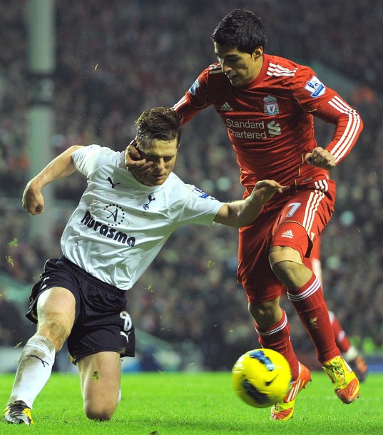 Tay của Suarez móc thẳng vào mắt của Parker Tay của Suarez móc thẳng vào mắt của Parker