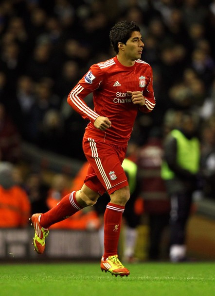 Sau 8 trận bị treo giò, Luis Suarez trở lại từ băng ghế dự bị để thay thế cho Dirk Kuyt Sau 8 trận bị treo giò, Luis Suarez trở lại từ băng ghế dự bị để thay thế cho Dirk Kuyt