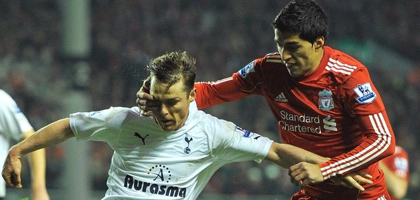 Tay của Suarez móc thẳng vào mắt của Parker Tay của Suarez móc thẳng vào mắt của Parker