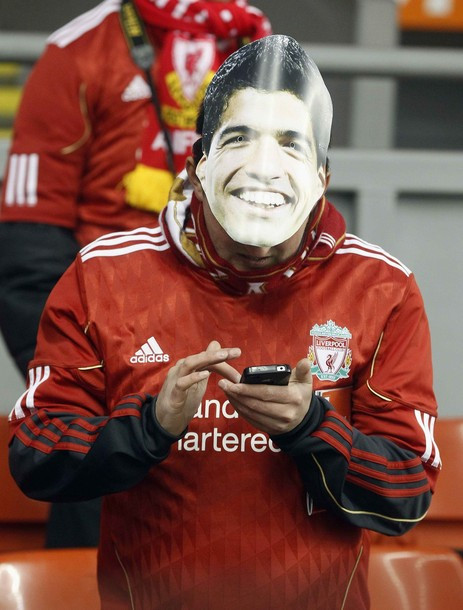 Hình ảnh khá hài hước của Luis Suarez trước trận đấu giữa Liverpool và Tottenham Hotspur Hình ảnh khá hài hước của Luis Suarez trước trận đấu giữa Liverpool và Tottenham Hotspur