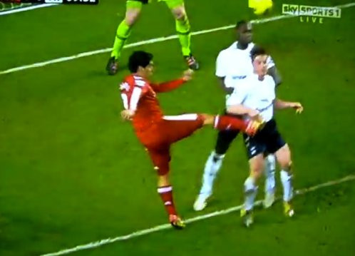 Suarez đã có pha đá mạnh vào bụng của Scott Parker Suarez đã có pha đá mạnh vào bụng của Scott Parker