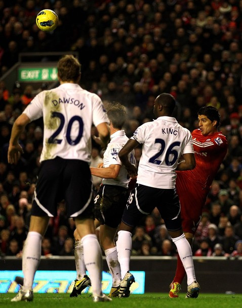 Ngay lập tức Luis Suarez đã có pha bóng không đẹp với Scott Parker Ngay lập tức Luis Suarez đã có pha bóng không đẹp với Scott Parker