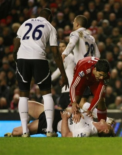 Scott Parker tỏ ra rất đau đớn Scott Parker tỏ ra rất đau đớn