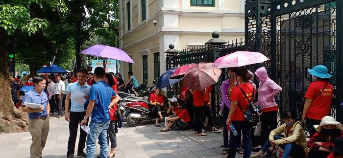 Giáo viên hợp đồng 6 huyện, thị xã lên Thủ đô kiến nghị ngày 16/7/2019 (Ảnh:V.N) Giáo viên hợp đồng 6 huyện, thị xã lên Thủ đô kiến nghị ngày 16/7/2019 (Ảnh:V.N)