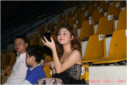 Gương kia ngự ở trên tường, thế gian ai đẹp được dường như ta.