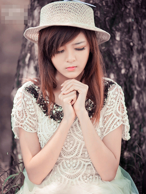 Lily Luta Xuất hiện với tư cách là teen model sau cuộc thi Avonmissy 2012, Lily Luta (tên thật là Nguyễn Thị Lượm - sinh năm 1992) nhanh chóng trở thành hot girl nổi tiếng của đất Sài thành. Cô nàng này sở hữu một gương mặt như búp bê, làn da trắng, và đôi chân dài miên man. Đặc biệt là đôi mắt buồn xa xăm của cô nàng luôn có một sức hút đến lạ kỳ. Lily Luta Xuất hiện với tư cách là teen model sau cuộc thi Avonmissy 2012, Lily Luta (tên thật là Nguyễn Thị Lượm - sinh năm 1992) nhanh chóng trở thành hot girl nổi tiếng của đất Sài thành. Cô nàng này sở hữu một gương mặt như búp bê, làn da trắng, và đôi chân dài miên man. Đặc biệt là đôi mắt buồn xa xăm của cô nàng luôn có một sức hút đến lạ kỳ.