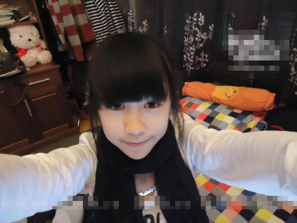 Nữ sinh lớp 7 sinh như búp bê Lê Bảo Yến (sinh năm 1999) khiến dân mạng phát sốt bởi vẻ đáng yêu, trong sáng hút hồn. Dù mới học lớp 7, nhưng Yến sở hữu một cặp chân dài miên man, dáng người cực chuẩn so với các bạn cùng trang lứa. Bên cạnh đó, khả năng tạo dáng chuyên nghiệp, cùng đôi mắt long lanh, ngây thơ, Bảo Yến hứa hẹn sẽ là một teen model đình đám trong tương lai. Nữ sinh lớp 7 sinh như búp bê Lê Bảo Yến (sinh năm 1999) khiến dân mạng phát sốt bởi vẻ đáng yêu, trong sáng hút hồn. Dù mới học lớp 7, nhưng Yến sở hữu một cặp chân dài miên man, dáng người cực chuẩn so với các bạn cùng trang lứa. Bên cạnh đó, khả năng tạo dáng chuyên nghiệp, cùng đôi mắt long lanh, ngây thơ, Bảo Yến hứa hẹn sẽ là một teen model đình đám trong tương lai.